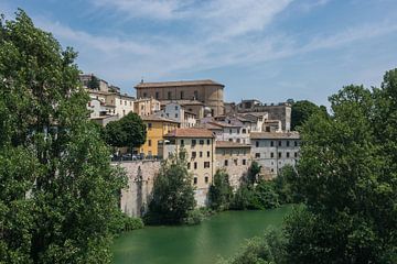 Mooi zicht op het middeleeuwse Fossombrone in Italie