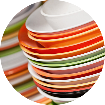 Opgestapeld gerechten in wit, oranje en groen van Tony Vingerhoets