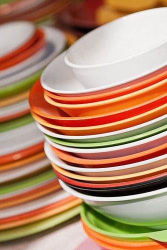 Aufgehäuft Gerichte in weiß, orange und grün