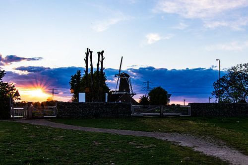 Coucher de soleil sur un moulin à vent