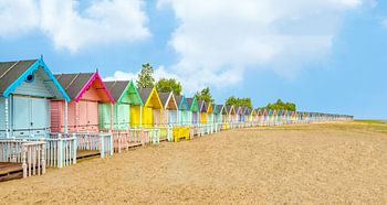 Cabines de plage aux couleurs pastel sur l'île de Mersey, Essex, Angleterre.