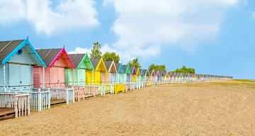 Pastelkleurige strandhuisjes op Mersey Island, Essex, Engeland. van Mieneke Andeweg-van Rijn