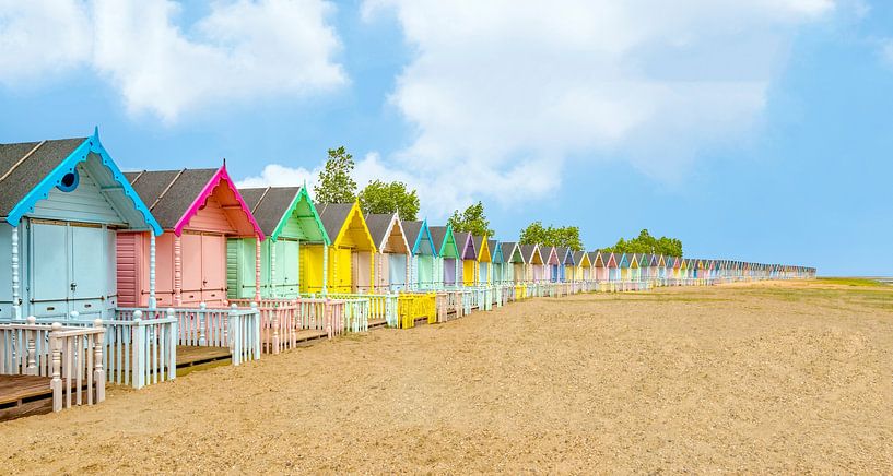 Pastellfarbene Strandhütten auf Mersey Island, Essex, England. von Mieneke Andeweg-van Rijn