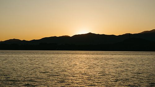 Zachte zonsondergang boven het Kunming Lake in het Zomerpaleis, Beijing, China.