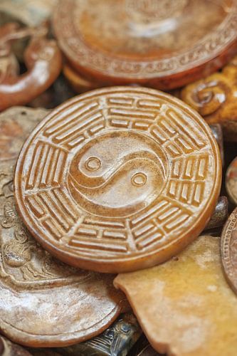 pierre brillante avec la sculpture signe chinois Yin-Yang