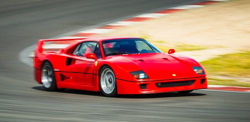 Ferrari F40 jaren '80 superauto op hoge snelheid op het circuit