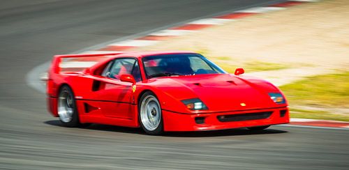 Supersportwagen Ferrari F40 aus den 1980er Jahren auf der Rennstrecke