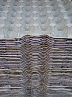 eierdoosjes markt Utrecht structuur gelaagdheid ritme patroon papier karton grijs bruin stapeling de