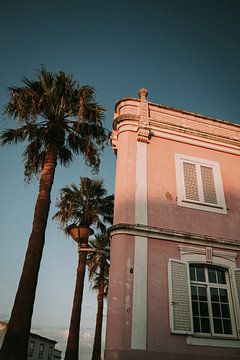 Portugiesisches Haus im Sonnenuntergang von Swittshots