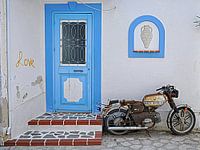  Grieks straatje met oude brommer Kalymnos