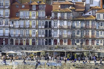 Façades de maisons colorées sur le front de mer à Porto sur Detlef Hansmann Photography