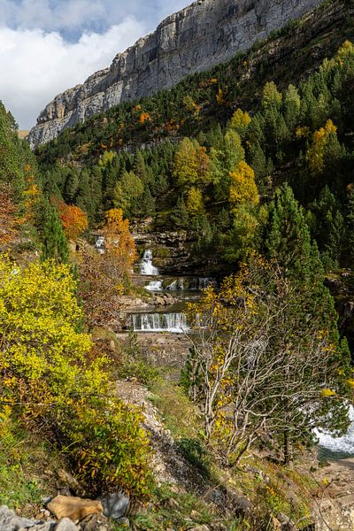 Wasserfall inmitten der Herbstfarben in Spanien von Dorien Vleeming