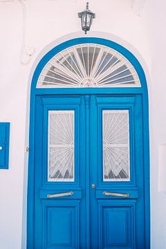 Blauwe Deur in Griekenland van Patrycja Polechonska