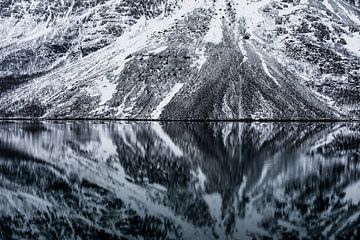 Reflecties in het Fjord - Lyngen Alpen, Tromsø, Noorwegen van Martijn Smeets