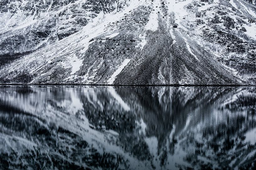 Reflektionen im Fjord - Lyngen Alpen, Tromsø, Norwegen von Martijn Smeets