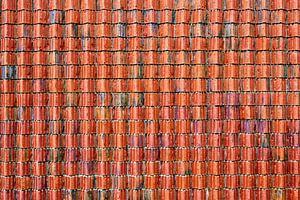Bunte Steinmauer mit speziellem Mauerwerk