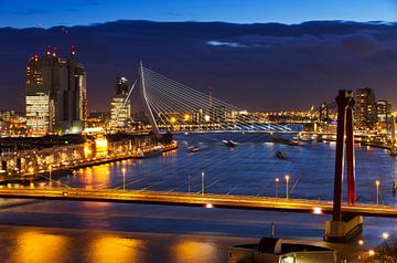 Rotterdamse bruggen in de avond sur Dennis van de Water