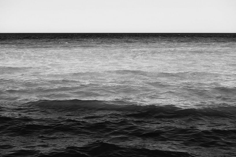 Abstraktes Schwarz-Weiß-Bild des Meeres in Italien von Photolovers reisfotografie