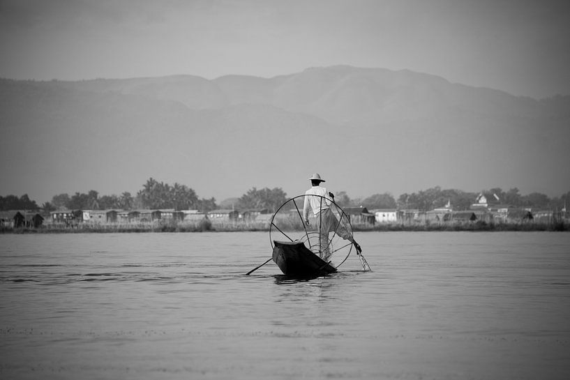 Pêcheur au Myanmar sur le lac Indie avec un grand filet de pêche sur son bateau en bois. par Francisca Snel