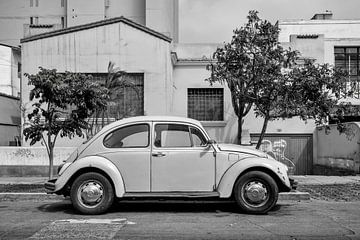 Vieille Coccinelle VW à Lima, Pérou. sur Ron van der Stappen