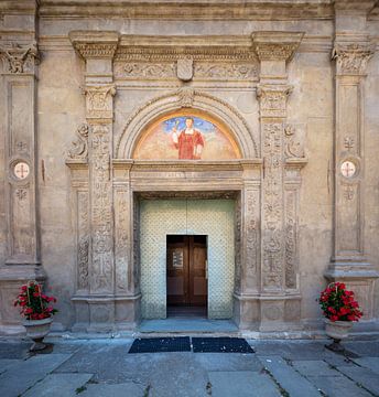 Portaal kerk in Saliceto, Piemont, Italië