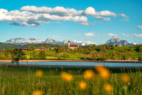 Seeg met uitzicht op de Allgäuer Alpen, Säuling en het meer