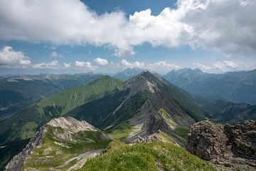 Panoramisch uitzicht op de Tiroler Alpen, inclusief de Zugspitze van Leo Schindzielorz