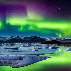Noorderlicht boven de gletsjerlagune, IJsland van Sascha Kilmer