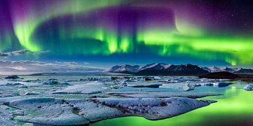 Northern lights above the glacier lagoon, Iceland by Sascha Kilmer