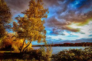 Promenade am Ufer des Baldeneysee mit Gewitterwolken Ruhrgebiet Deutschland