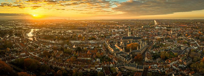 Sonnenaufgang in Middelburg (Drohnenaufnahme) von Linda Raaphorst