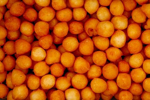 Kaasachtige oranje knapperige snackballetjes vulling frame