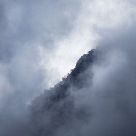 Mystische Wolken umhüllen die Gipfel des Vall de Cabo-'s in Katalonien von PhotoCluster