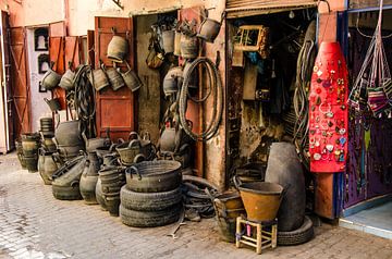 Winkel met producten van gebruikte banden in de medina van Marrakech in Marokko van Dieter Walther