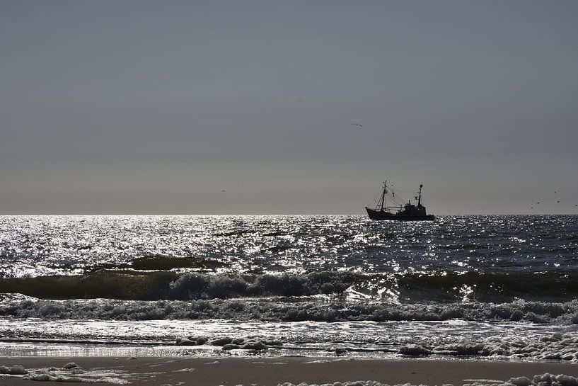 Noordzee strand met vissersboot. van Wim Jacobs