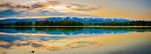 Die Sonne geht über Boya Lake, Kanada, unter
