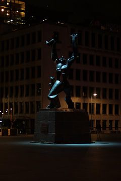 De verwoeste stad standbeeld Rotterdam van Max Schollen