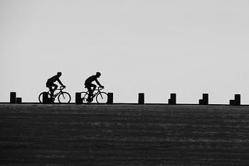Radsportler auf dem Damm
