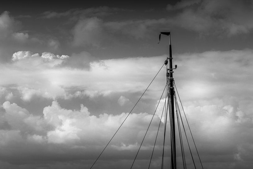 Minimalisme, de mast van een zeilschip in zwart wit van Margreet van Tricht