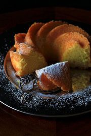Gugelhupf with icing sugar