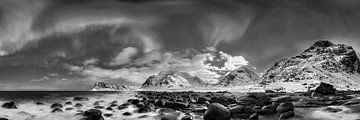 Aurores boréales en Norvège sur les îles Lofoten. Image en noir et blanc. sur Manfred Voss, Schwarz-weiss Fotografie