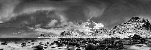 Noorderlicht in Noorwegen op de Lofoten. Zwart-wit beeld.