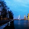 De Erasmusbrug in Rotterdam bij het vallen van de avond van Tom van Vark Photography
