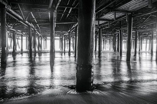 Lijnenspel onder de Santa Monica Pier – Tijdloze Reflectie