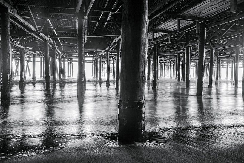 De belles lignes formées par les piliers du Santa Monica Pier par Retinas Fotografie