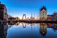 Oude haven in het blauwe uur