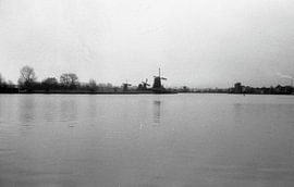 The Zaan with its characteristic windmills by Zaankanteropavontuur