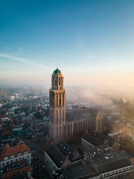 De Peperbus tijdens de mist in Zwolle van Bas van der Gronde