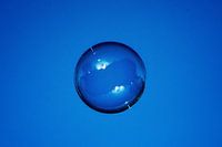 Zeepbel in de blauwe lucht.