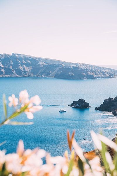 Bateau à voile sur Santorin par Patrycja Polechonska